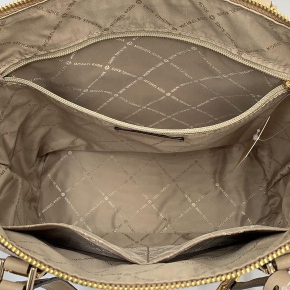 MICHAEL KORS
Charlotte Large Logo and Leather Top-Zip Tote Bag Bisque Mu… - Picture 12 of 16